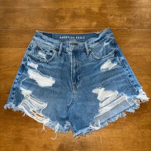 AE 90s boyfriend high rise short